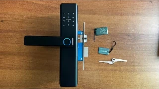 Умный дверной замок с отпечатком пальца.