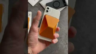 MOFT Snap On - это магнитная подставка, держатель и кошелек для телефонов с MagSafe
