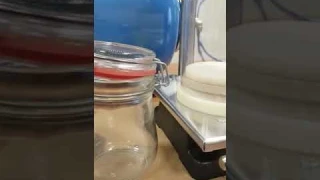 Вакуумный укупорщик стеклянных банок с бугельным замком