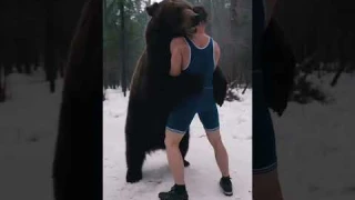 Борется с медведем!! #shorts