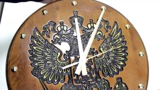Большие настенные часы из массива дерева Герб России–обзор от магазина подарков «Счастливый случай»