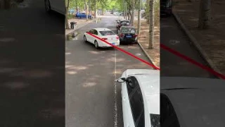 A camera spot teaches you how to park properly!#car #driving
