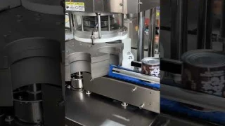 Полностью автоматическая вакуумная запечатывающая машина, запечатывающая консервные банки