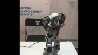 Танцующий робот