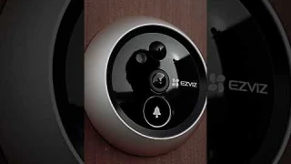 Идеальный подарок на новоселье: умный #видеоглазок Ezviz DP2C для безопасности нового дома!