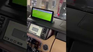 современный монитор ставим на торпедо любого авто, как, например, в этот Range Rover! обзорность