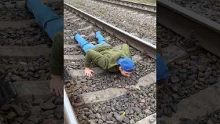 Выживет ли человек если упадет под поезд