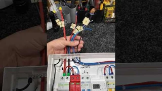 Подробнее про комутационный щит гибридного инвертора.