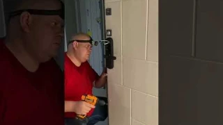 Установка умного электронного замка. Компания Флэтшеринг