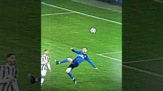 Криштиану Роналду 🥶 забил гол через себя #футбол #шортс #football