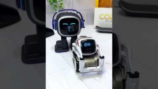 Робот Emo испугал Cozmo