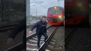Пьяного мужика сбил поезд