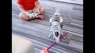 Робот динозавр подметает