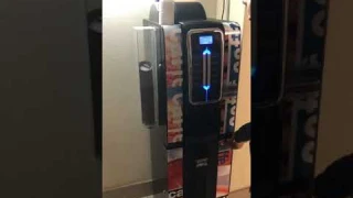 Ответ на вопрос : Как брать крышку из Диспенсера ?