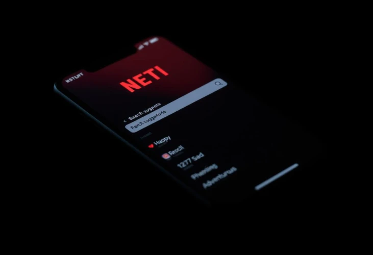 Netflix тестирует поиск с OpenAI: теперь можно искать фильмы по настроению