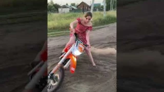 Учусь делать трюки на ПИТБАЙКЕ 🔥😻 Девушка учится мототрюкам 🤯 Shorts