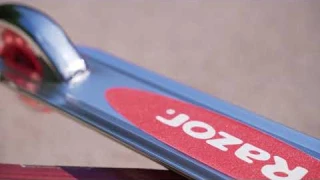 Обзор Razor A Light Up - самого легкого детского складного самоката со светящимися колесами