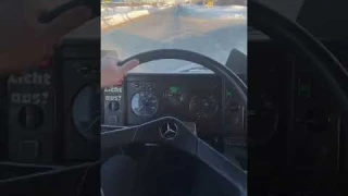 Mercedes 814 бьет в руль по не ровной дороге…