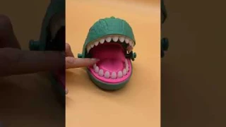 Настольная игра "Зубастый динозавр"