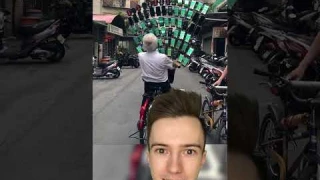 Он играет в роблокс на 25-ти телефонах roblox #Shorts