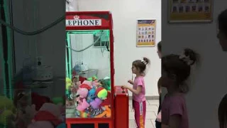 Как выиграть игрушку в таком автомате?#игровыеавтоматы #игрушки