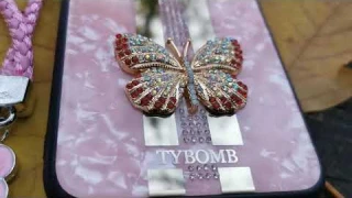 Видео обзор чехла на iPhone из закаленного стекла с бабочкой из страз