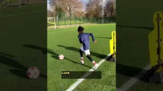 This is how good Chelsea Academy Players’ weaker foot is! 😮🔥 #shorts | #SUCCESS4YOUNGSTERS
