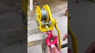 Manual self-locking winch