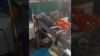 Комбайн с гребнеотделителем и сортировкой хороших ягод винограда от некондиции