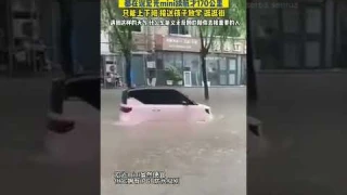 2021 WULING HONGGUANG MINI EV Macaron Thru Flood Puddle China, Mobil Listrik Lewat Genangan Banjir