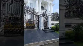 jalan jalan liat rumah paling mewah sekomplek