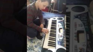 Аккордеонист учится играть произведение на клавиатуре