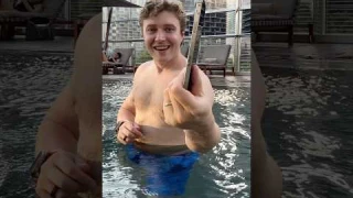 Тест кнопки iPhone 16 под водой