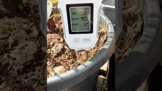 прибор для измерения влажности, кислотности почвы и температуры. вроде удобно.